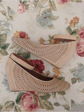 Jeffrey Campbell Wedge Cirque Ankle-Strap Shoes in Beige Women's 9.5